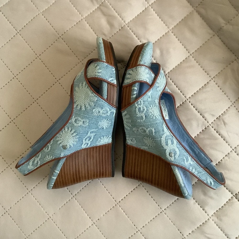 FINAL SALE! New UGG Hazel Blue Denim Logo Wedge Sandals mismatch size 5 & 5.5 - Picture 13 of 15